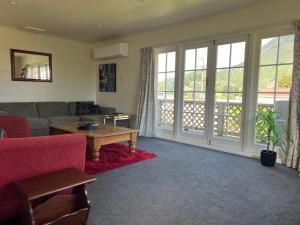 uma sala de estar com um sofá e uma mesa em Close to Picton Town em Picton