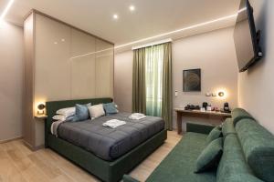 Un dormitorio con una cama y un sofá en una habitación. en IRON Luxury Rooms, en Roma