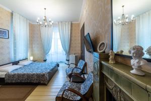 um quarto de hotel com uma cama e um espelho em Викена мини-отель em São Petersburgo