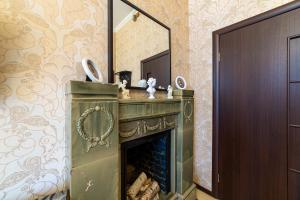 kominek w pokoju z lustrem w obiekcie Викена мини-отель w Petersburgu