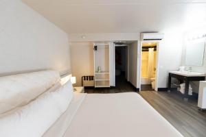 A bed or beds in a room at The Clarendon Hotel and Spa