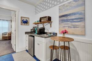 - une cuisine avec un comptoir, un four micro-ondes et une table dans l'établissement Blue Ocean Bungalow, à Carolina Beach