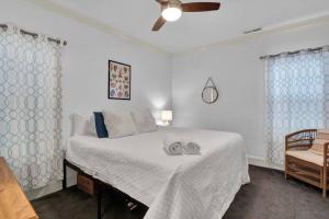 - une chambre avec un lit et un ventilateur de plafond dans l'établissement Blue Ocean Bungalow, à Carolina Beach