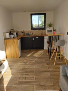 a kitchen with wooden counters and a counter top at Chalet détente proche plage in La Ciotat
