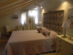 1 dormitorio con 1 cama grande y vestidor en B&B Il Cotogno, en Gavi