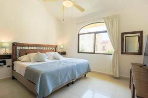 Postel nebo postele na pokoji v ubytování Apartamento en complejo hotelero con playa + 12 fotografií