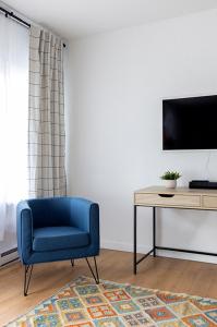 TV a/nebo společenská místnost v ubytování Kettle Valley Beach Resort