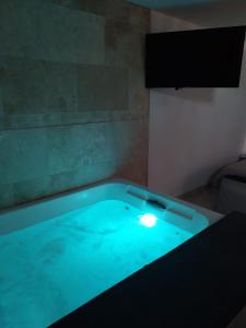 拉西約塔的住宿－Chalet détente proche plage，客房内的蓝色浴缸