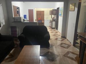 sala de estar con sofá y cocina en Casa marudá en Marapanim