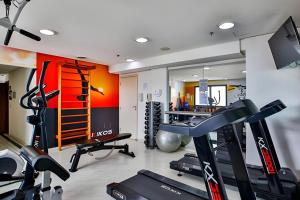 un gimnasio con equipo cardiovascular en una habitación en Flat Hotel Rua Americo Brasiliense 2163 Uh1208, en São Paulo