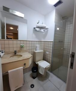 y baño con aseo, lavabo y ducha. en Flat Hotel Rua Americo Brasiliense 2163 Uh1208, en São Paulo