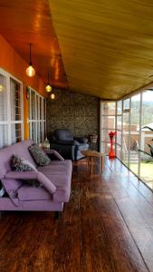 sala de estar con sofá púrpura y mesa en Cabañas- Casas España, en Mineral del Chico