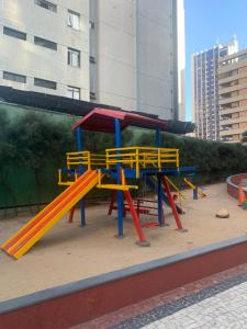 un parco giochi con giochi colorati in città di Apartamento Porto de Iracema a Fortaleza