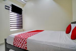 Super OYO Flagship Crystal Executive Suites tesisinde bir odada yatak veya yataklar