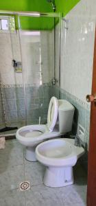a bathroom with a toilet and a shower at Casa en Ciudad de la Costa ideal para descanso in Ciudad de la Costa