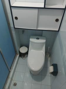 y baño con aseo blanco en una cabina. en Tu_refugio_playero en Caraballeda