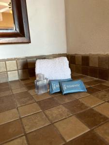 two plastic bottles on the floor in a bathroom at Chulavista Loreto in Loreto