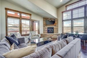 Χώρος καθιστικού στο Stunning Mtn Views! All-Season Heber City Condo