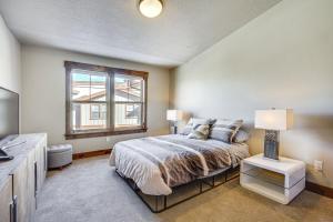 een slaapkamer met een groot bed en een raam bij All-Season Heber City Condo with Stunning Views! in Heber City