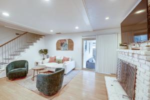 uma sala de estar com um sofá branco e uma lareira em Dallas Oasis Private Pool, Patio and Putting Green! em Dallas