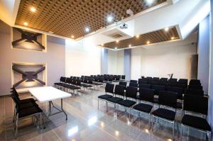 Sala de conferencias con sillas, mesa y escenario en Luma Plaza Hotel, en Pereira