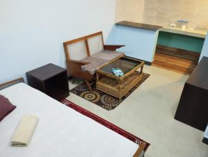 un salon avec une chaise et une télévision dans l'établissement GOVARDHAN HOME STAY ( Munna ), à Guwahati