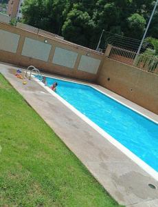 una piscina con un niño jugando en ella en Tu_refugio_playero en Caraballeda