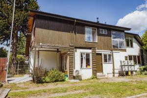 una casa que está siendo remodelada en Hostal Viento Sur, en Coyhaique