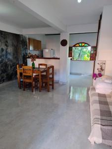 ein Esszimmer und eine Küche mit einem Tisch und Stühlen in der Unterkunft Casa na Praia de itacimirim Vila Maria in Camassari