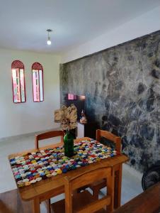 einen Tisch mit einer Blumenvase drauf in der Unterkunft Casa na Praia de itacimirim Vila Maria in Camassari
