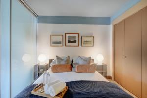 Tempat tidur dalam kamar di Royal Navy Suite: Modern Flat in Heart of Victoria