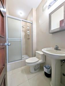 y baño con aseo, lavabo y ducha. en Yc l Apartamento 2BR - 3602, en Panamá