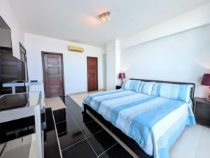 1 dormitorio con 1 cama y TV de pantalla plana en Yc l Apartamento 2BR - 3602, en Panamá
