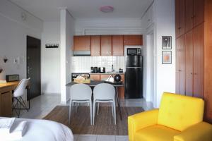cocina con mesa y sillas en una habitación en Happy Place Home # 1, en Volos