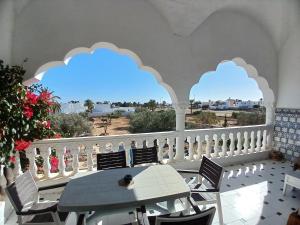 AghīrにあるMenzel Churasco Djerbaの景色を望むバルコニー(テーブル、椅子付)