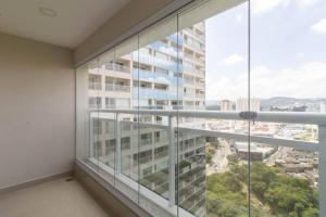 Habitación con ventana grande con vistas a la ciudad. en Elegant Studio - GRU 1506, en Guarulhos