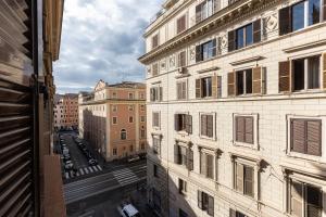 Una vista de una calle de la ciudad desde un edificio. en IRON Luxury Rooms, en Roma