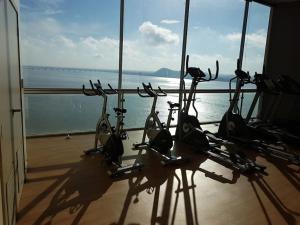 a group of exercise bikes parked in front of a window at Ecusuites Ejecutiva Mini view río guayas Aeropuerto in Guayaquil