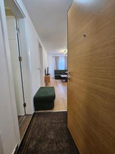 una puerta que conduce a una sala de estar con sofá en Apartman Novak en Jahorina