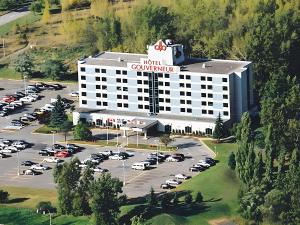 an aerial view of a hotel with a parking lot at Hôtels Gouverneur Montréal - Île Charron in Longueuil