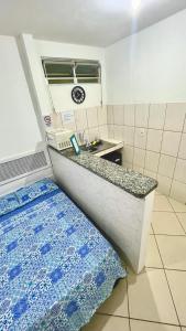 - une cuisine avec un comptoir et un évier dans la chambre dans l'établissement Casa 4 hospedagem seropedica, à Seropédica