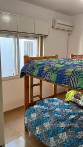 Habitación con 2 literas y ventana en Hostel Argentina en Córdoba