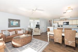 una sala de estar con un sofá y una mesa en Seascape Town Home- Boardwalk 193, en Destin