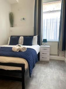a bedroom with a bed with towels on it at The Snug - City Centre Studio in York +9 photos