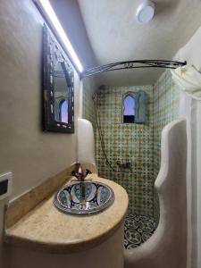 La salle de bains est pourvue d'un lavabo et d'une douche. dans l'établissement Honey Suckle, à Chefchaouen