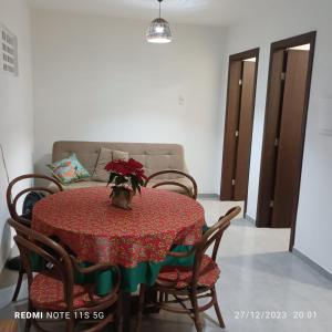 塞爾蘇拉穆斯州長鎮的住宿－Canto da Natureza，配有桌椅和沙发的房间