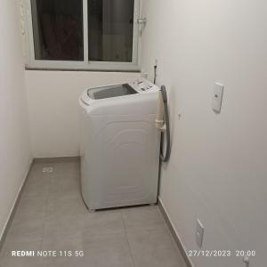 a trash can in the corner of a room at Canto da Natureza in Governador Celso Ramos