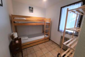 Двухъярусная кровать или двухъярусные кровати в номере Joli nid de ski à La Salle-les-Alpes
