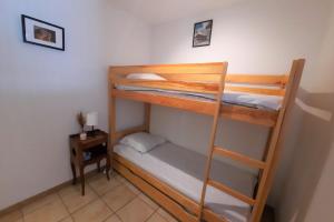 2 literas en una habitación con escalera en Joli nid de ski à La Salle-les-Alpes, en La Salle-les-Alpes 10 fotos más
