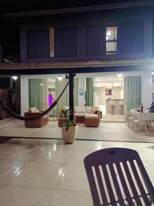 un soggiorno con amaca in una casa di Casa na Ilha Jardim pé na areia a Rio de Janeiro